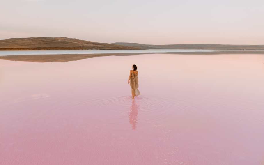 Frau im rosa Meer